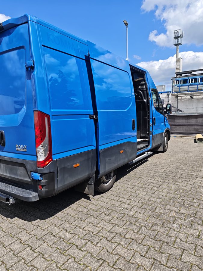 Iveco Daily Heckansicht mit geöffneter Tür